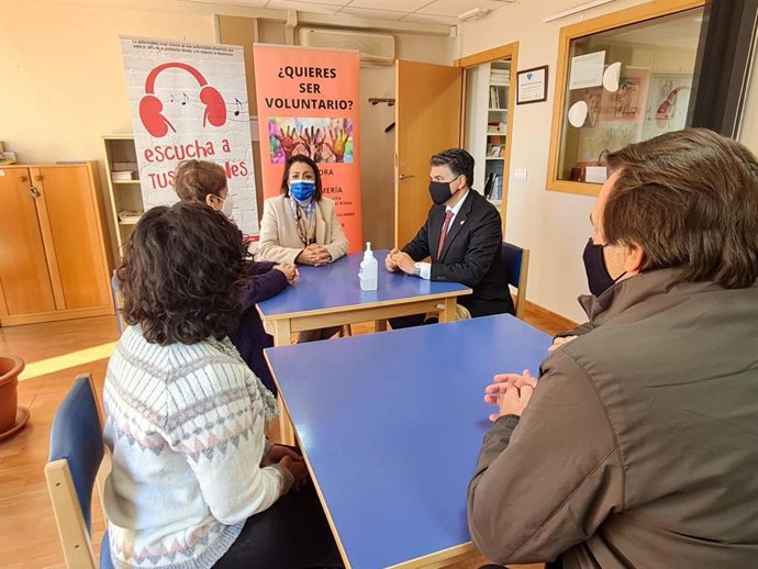 La presidenta del Parlamento de Andalucía visita la sede de Alcer en Almería