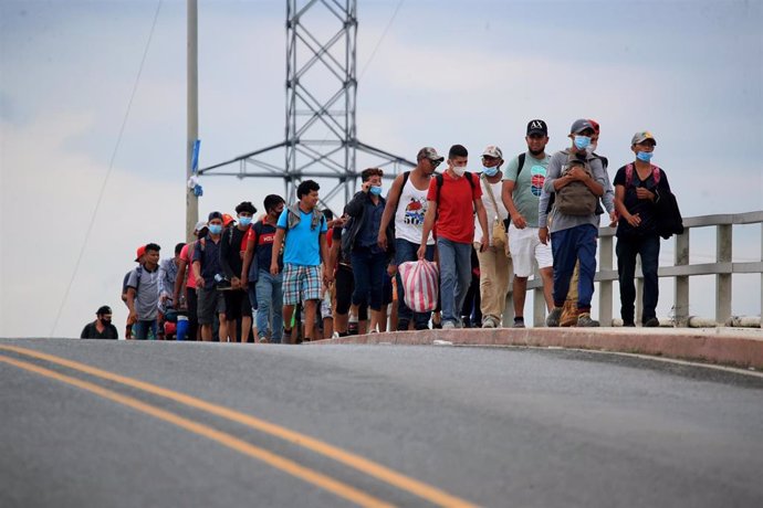 Llegada de migrantes hondureños a Izabal, Guatemala, en 2020