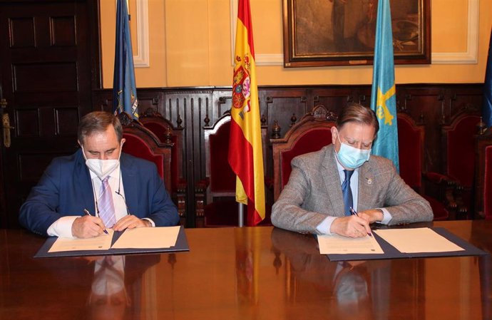 Firma de un convenio entre el Ayuntamiento de Oviedo y Administradores de Fincas