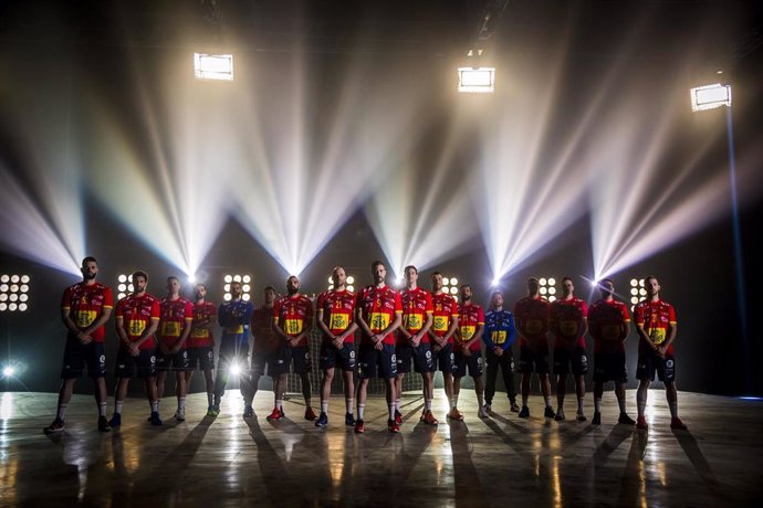 Los jugadores de la selección española de balonmano posan durante la grabación del spot para el Mundial de Egipto