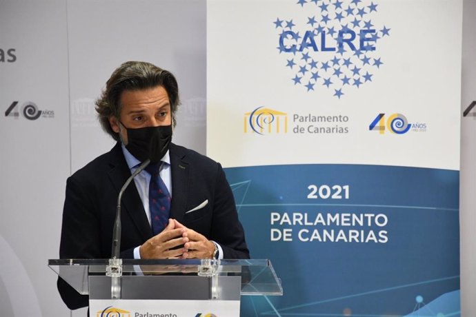 El presidente del Parlamento de Canarias y la Calre, Gustavo Matos, en rueda de prensa