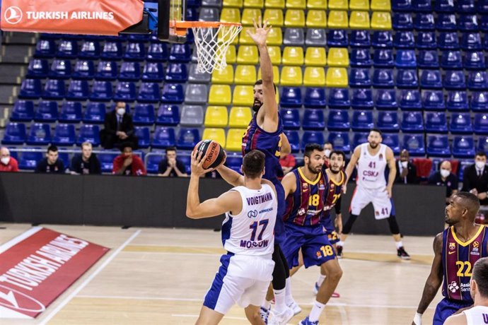 Johannes Voigtmann of CSKA Moscow and Nikola Mirotic of Fc Barcelona during the Turkish Airlines EuroLeague match between  Fc Barcelona and CSKA Moscow at Palau Blaugrana on October 01, 2020 in Barcelona, Spain.