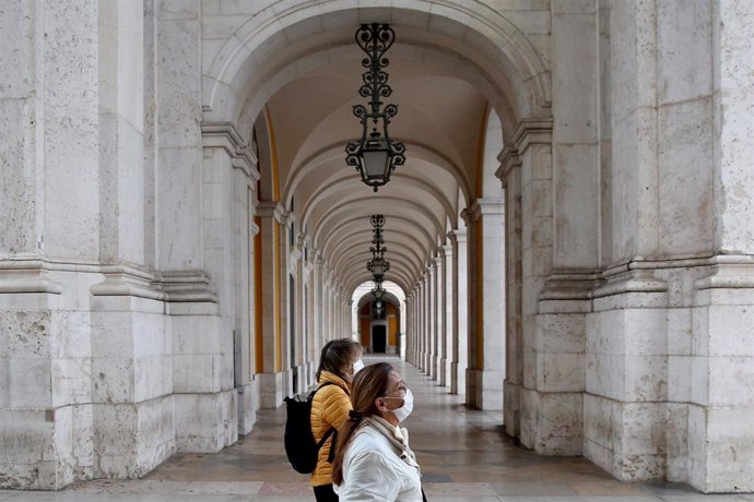 Personas con mascarilla en Lisboa, la capital de Porstugal, durante la pandemia de COVID-19.