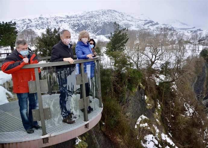 La consejera de Turismo, Marina Lombó, y el alcalde de Soba, Julián Fuentecilla, en el mirador del río Gándara