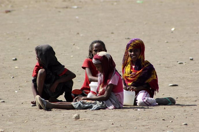 Niñas eritreas juegan en un campo de refugiados