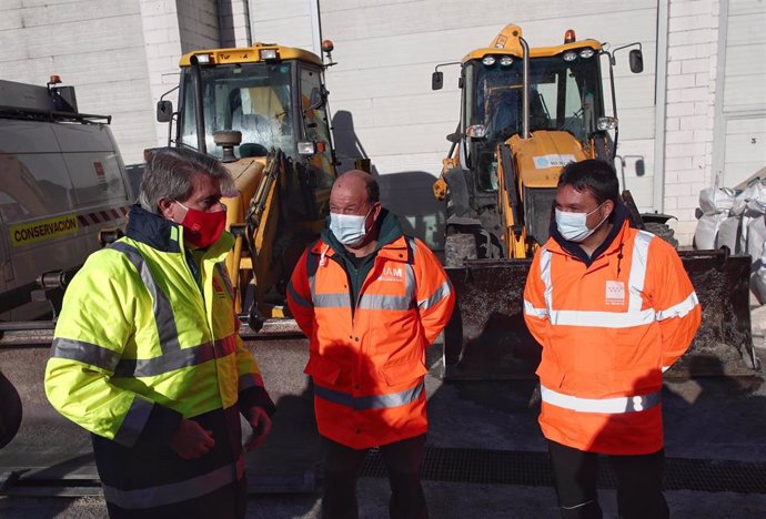 El consejero de Transportes, Movilidad e Infraestructuras de la Comunidad de Madrid, Ángel Garrido (i), conversa con varios trabajadores durante su visita al Centro de Conservación de Carreteras de la Zona Sur, en Alcorcón, Madrid, (España), a 14 de ene