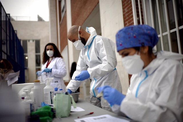 Sanitarios realizando  tests de RT-PCR en saliva a alumnos del Colegio Internacional Alameda de Osuna , en Madrid (España), a 14 de diciembre de 2020. El Colegio Internacional Alameda de Osuna, en colaboración de Health Diagnostic, Laboratorio Synlab, la 