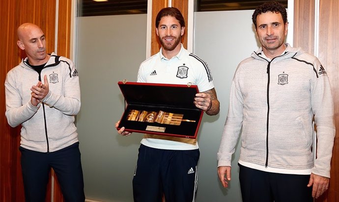 El presidente de la RFEF, Luis Rubiales, y el director deportivo, José Francisco Molina, entregan el brazalete de gran capitán de la selección española a Sergio Ramos