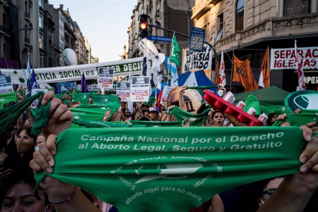 Argentina aprueba la ley de legalización y despenalización del aborto. 