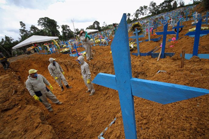 19 May 2020, Brazil, Manaus: Men dig a mass grave for coronavirus victims at the cemetery Nossa Senhora Aparecida. Photo: Lucas Silva/dpa