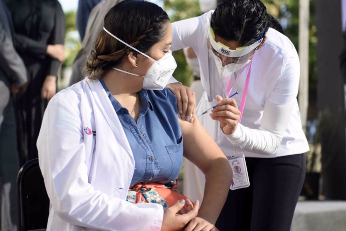 13 January 2021, Mexico, Morelos: A health worker receives an injection of a coronavirus (COVID-19) vaccine during the vaccination campaign against COVID-19 to health personnel. Photo: -/El Universal via ZUMA Wire/dpa