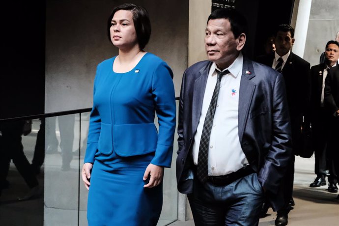 El presidente de Filipinas, Rodrigo Duterte, junto a su hija, la alcadesa de Davao, Sara Duterte.