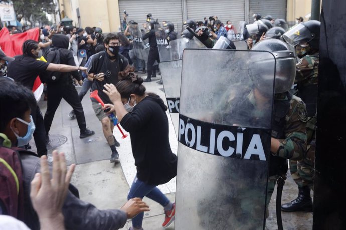 10 November 2020, Peru, Lima: Riot police officers clash with protesters following a protest against the removal of President Martin Vizcarra. Photo: Mariana Bazo/ZUMA Wire/dpa