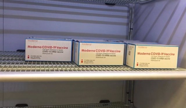 Dodis de la vacuna de Moderna almacenadas en el Hospital de Cruces