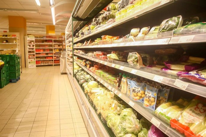 Sección de ensaladas en un supermercado.