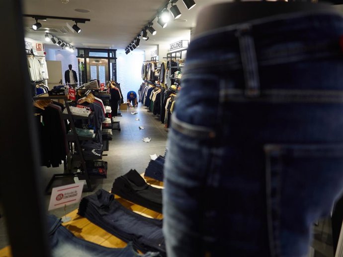 Detalle de los carteles informativos y señales de suelo del interior de una tienda de Pamplona.