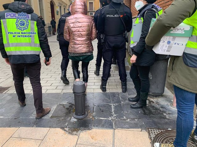 La detenida por diversos robos en Logroño es conducida por la Policía para registrar su vivienda