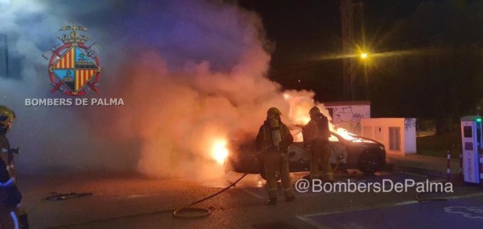 Los Bomberos sofocan un incendio en un vehículo aparcado en el Hospital Son Lltzer.