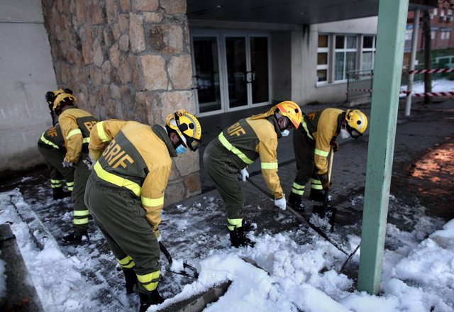 Varias militares de las Brigadas de Refuerzo de Incendios Forestales (BRIF) colaboran en la limpieza del hielo y nieve en las inmediaciones del colegio CEIP El Espinillo tras la gran nevada provocada por el paso de la borrasca 'Filomena', en Madrid