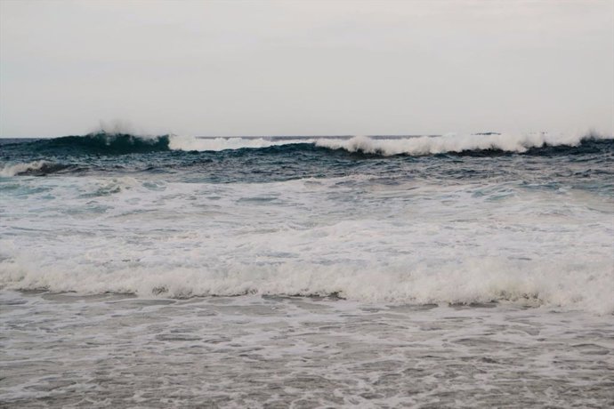 Oleaje en el Mediterráneo un día nublado.