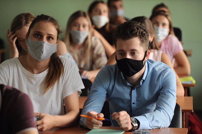Estudiantes con mascarilla en una universidad rusa