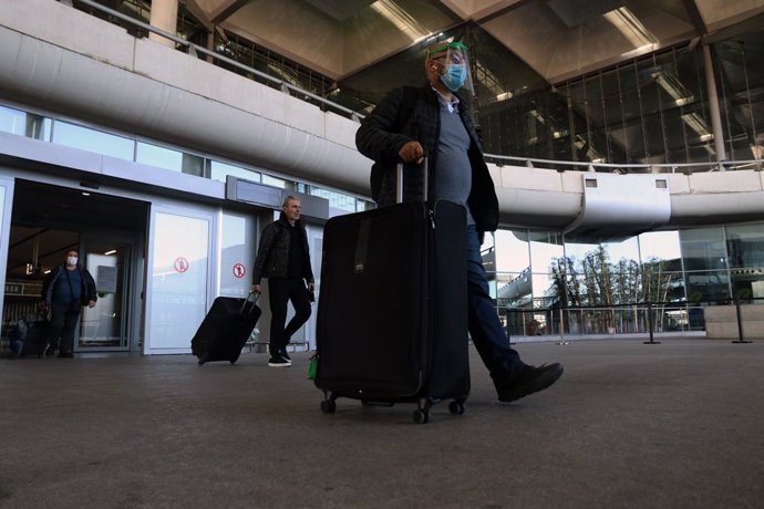 Varios turistas de diferentes países a su llegada al aeropuerto de Málaga