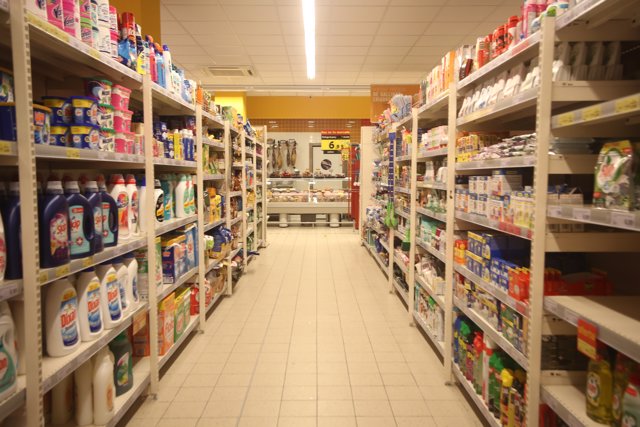 Un pasillo de un supermercado de Madrid (España), a 12 de enero de 2021. 