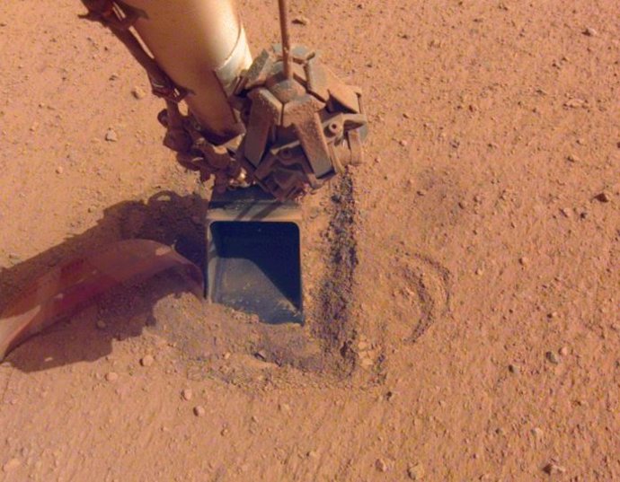 El "topo", una sonda de calor que viajó a Marte a bordo del módulo de aterrizaje InSight de la NASA, como se veía después de martillar el sábado 9 de enero de 2021
