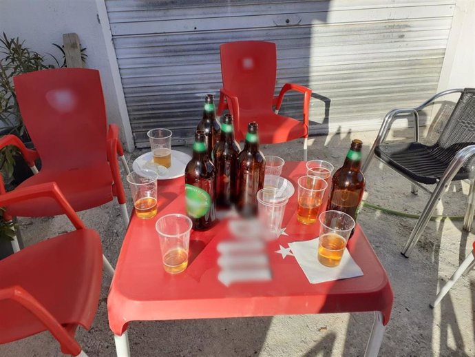 Imagen de la mesa en la que estaban consumiendo alcohol