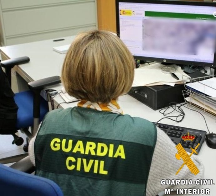 La Guardia Civil detiene a un hombre acusado de sustraer una decena de jamones en supermercados de Almería