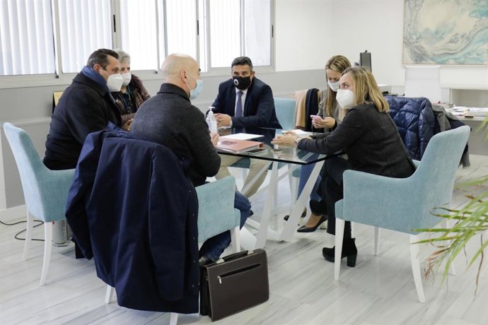 La consejera de Fomento, Infraestructuras y Ordenación del Territorio, Marifrán Carazo, en su reunión con los representantes de la Asociación para la llegada de AVE a Huelva.