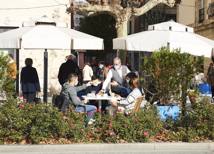 Personas sentadas en terrazas, en Santander. Archivo