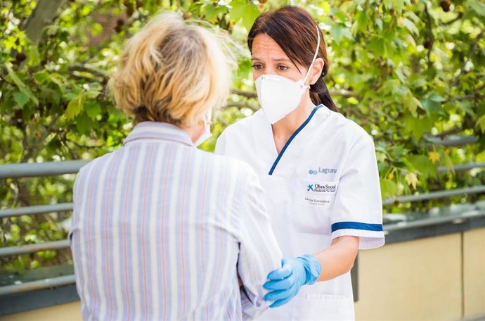 Psicóloga de la Fundación La Caixa atendiendo a una persona en proceso de duelo