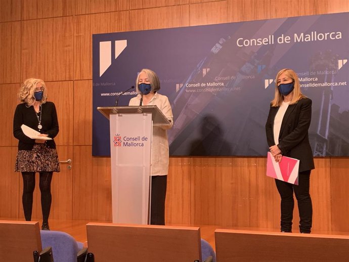 La consellera insular de Presidencia, Teresa Suárez, junto a la directora insular de Igualdad, Rosa Cursach, y la directora del Observatorio Social de Baleares, Maria Antnia Carbonero, en una rueda de prensa.