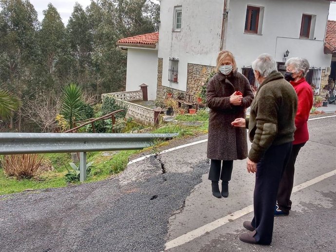 La diputada de Vox Asturias, Sara Álvarez Rouco, visita la carretera AS-368 Pravia-Somao junto a vecinos de la zona.