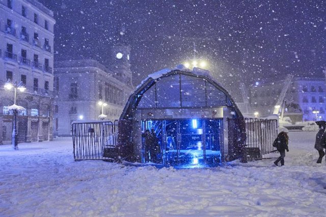 Una de las salidas de la estación de metro y cercanías de Sol, cubierta de nieve por la borrasca Filomena, en Madrid (España) a 9 de enero de 2021.