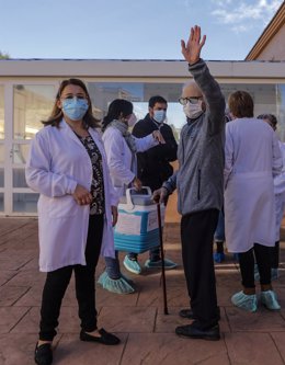 El alcalde de Rafelbunyol, Fran López (al fondo) con la directora de la residencia, Josefa Martínez, y Batiste Martí  en el primer día de vacunación contra la Covid-19 en España, en la residencia de mayores Virgen del Milagro de Rafelbunyol 