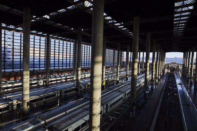 Andén con trenes del AVE, en la Estación de Madrid-Puerta de Atocha, en Madrid (España), a 11 de enero de 2021.