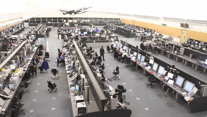Centro de control del Aeropuerto de Glasgow Prestwick que emplea el sistema iTEC de Indra
