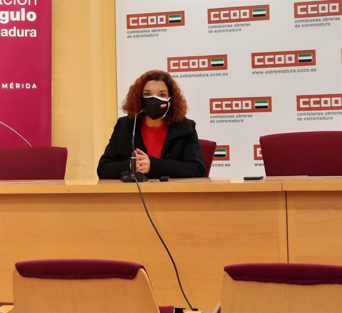 La secretaria de Mujeres e Igualdad de CCOO de Extremadura, Lourdes Núñez, en rueda de prensa