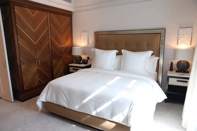 Interior de una habitación del hotel Four Seasons Madrid, ubicado en el Centro Canalejas, en Madrid (España),