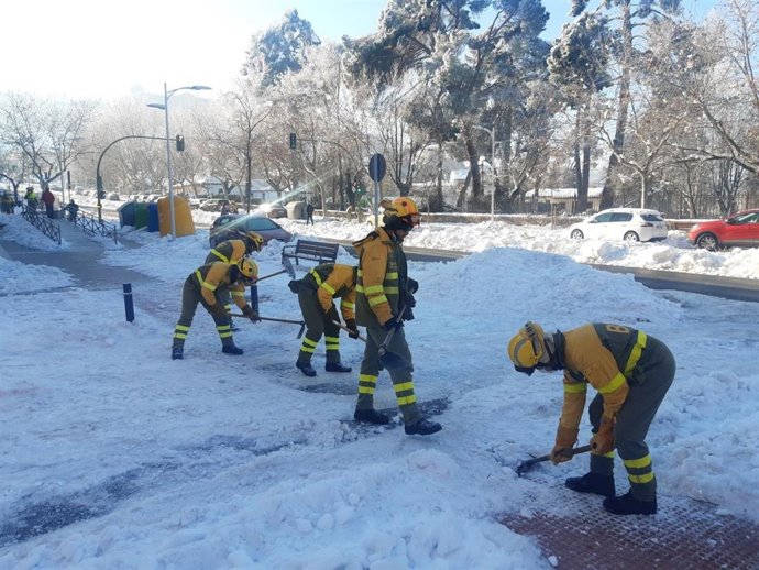 Miembros de las brigadas de refuerzo de incendios forestales (BRIF) limpiando calles en Madrid