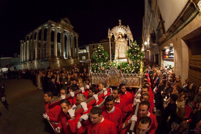 Procesión de la Mártir Santa Eulalia a su paso por el Templo de Diana, en una foto de archivo