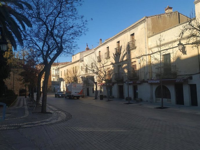 Plaza de San Juan con la hostelería cerrada y sin viandantes