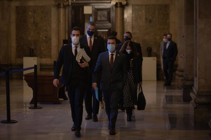 El vicepresidente de la Generalitat, Pere Aragons, el presidente del Parlament, Roger Torrent, y los consellers Bernat Solé, Meritxell Budó y Miquel Smper antes de la mesa de partidos que decidirá si posponer o no las elecciones catalanas.