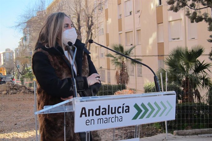 La consejera de Fomento, Infraestructuras y Ordenación del Territorio de la Junta de Andalucía, Marifrán Carazo, durante su visita a las obras en el Polígono del Valle