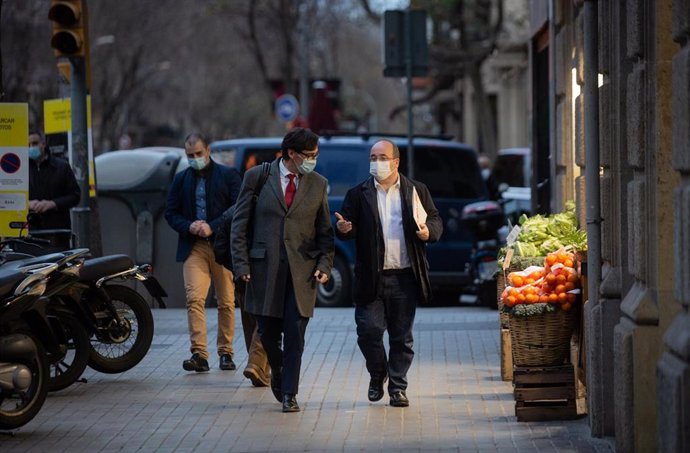 El ministro de Sanidad, Salvador Illa, y el primer secretario del PSC, Miquel Iceta, caminan por la calle Consell de Cent en dirección a la sede del PSC Barcelona, en Barcelona, Cataluña (España), a 30 de diciembre de 2020. 