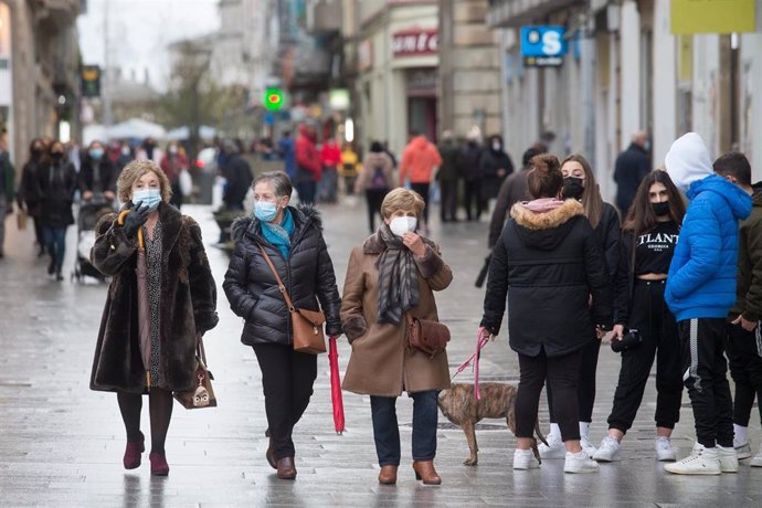 Gente paseando por la Rua de Conde Pallares en Lugo, tras el levantamiento del cierre perimetral de la ciudad, en Lugo, Galicia (España), a 30 de diciembre de 2020.