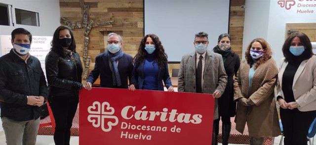 La consejera de Igualdad, Rocío Ruiz, en su visita a Cáritas en Huelva.