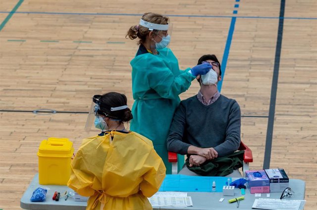 Sanitarios trabajando durante las pruebas de cribado de covid-19 con test de antígenos en el pabellón deportivo de 'El Paraguas'. 